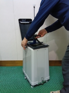 圧縮装置を淵に上げ、左右にフックを描ける