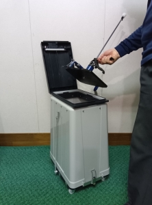 ストッパーを解除、左右のフックを解除