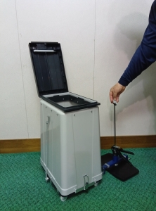 ゴミ袋の口を閉じる