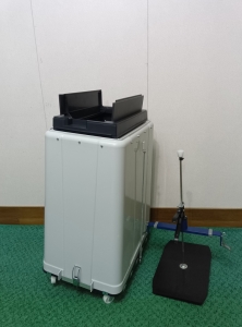 下部・前後のフックを解除しゴミ箱淵を両手で軽く持ち上げゴミを下へ出す